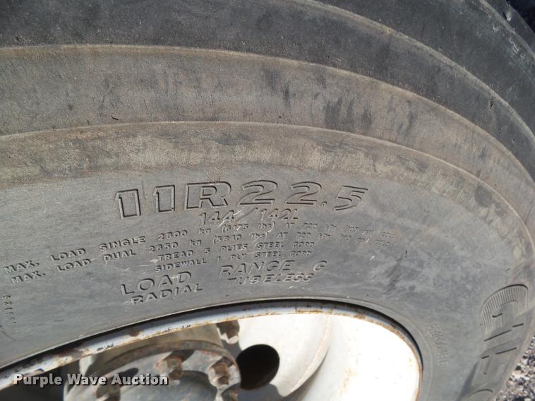 image for item BZ9939 2000 Chevrolet C7500 flatbed truck