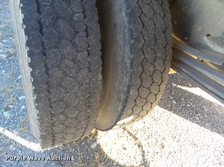 image for item BZ9939 2000 Chevrolet C7500 flatbed truck