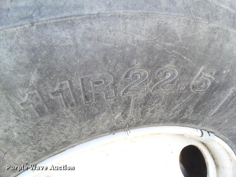 image for item BZ9939 2000 Chevrolet C7500 flatbed truck