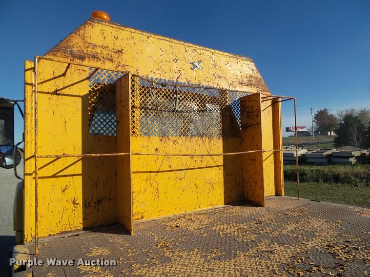 image for item BZ9939 2000 Chevrolet C7500 flatbed truck