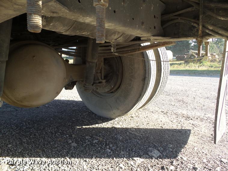 image for item BZ9939 2000 Chevrolet C7500 flatbed truck