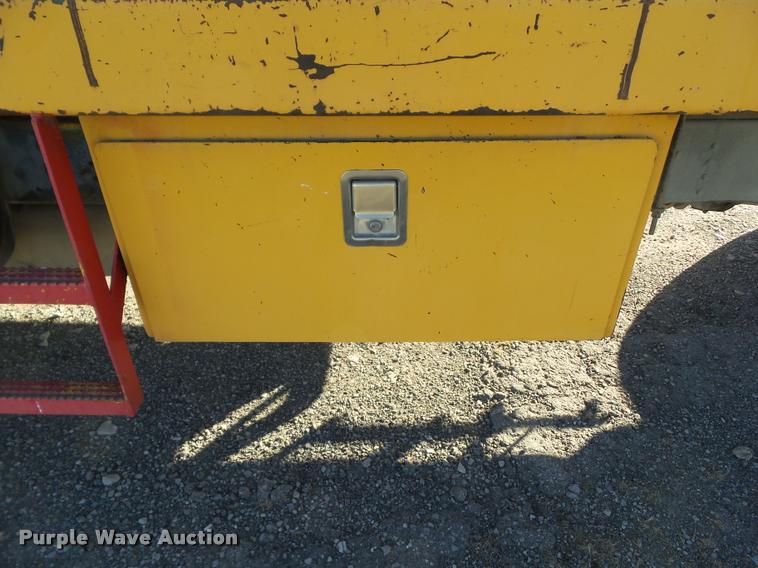 image for item BZ9939 2000 Chevrolet C7500 flatbed truck