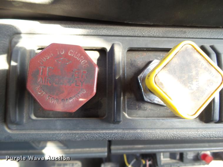 image for item BZ9939 2000 Chevrolet C7500 flatbed truck