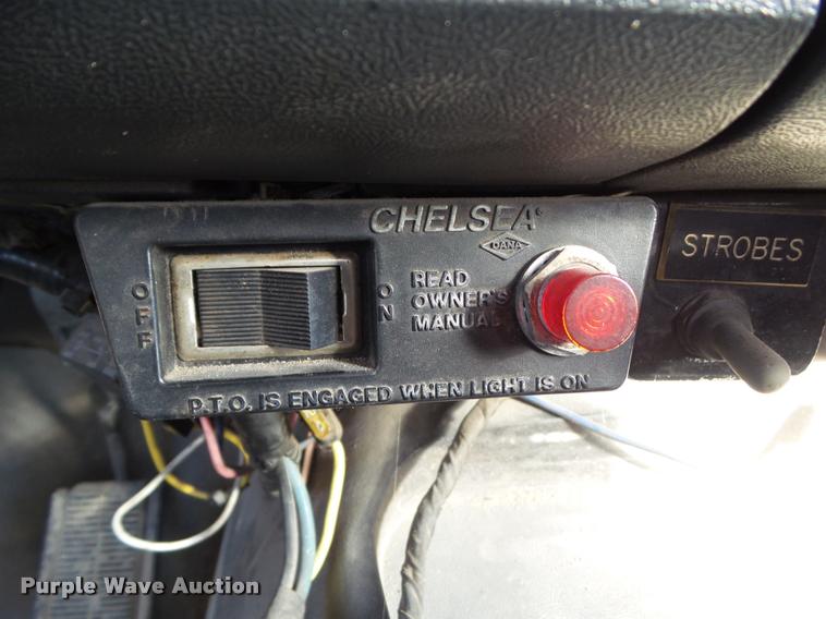 image for item BZ9939 2000 Chevrolet C7500 flatbed truck