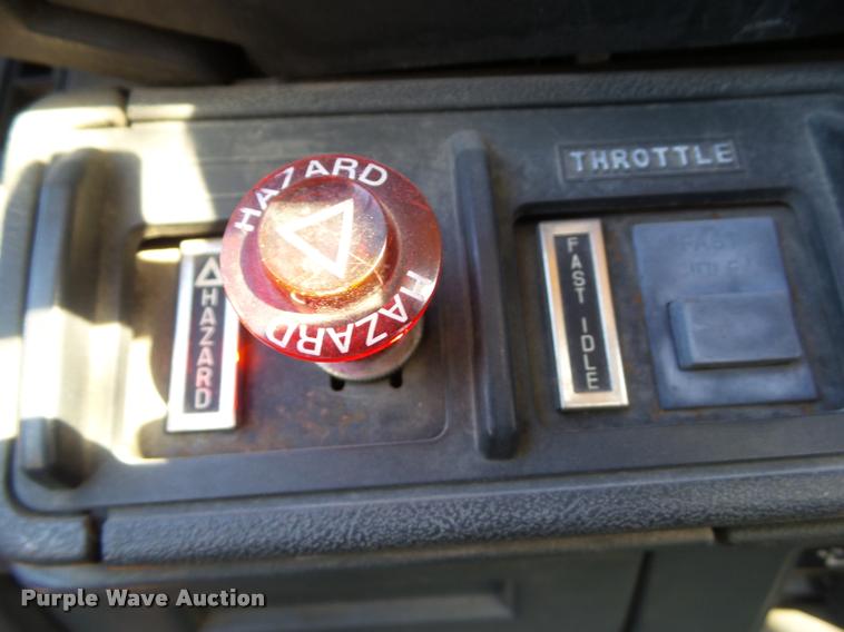 image for item BZ9939 2000 Chevrolet C7500 flatbed truck