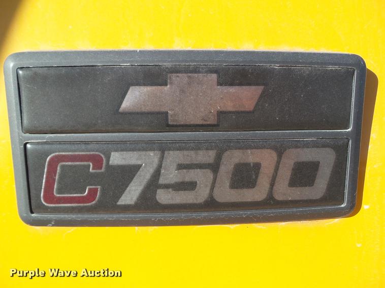 image for item BZ9939 2000 Chevrolet C7500 flatbed truck
