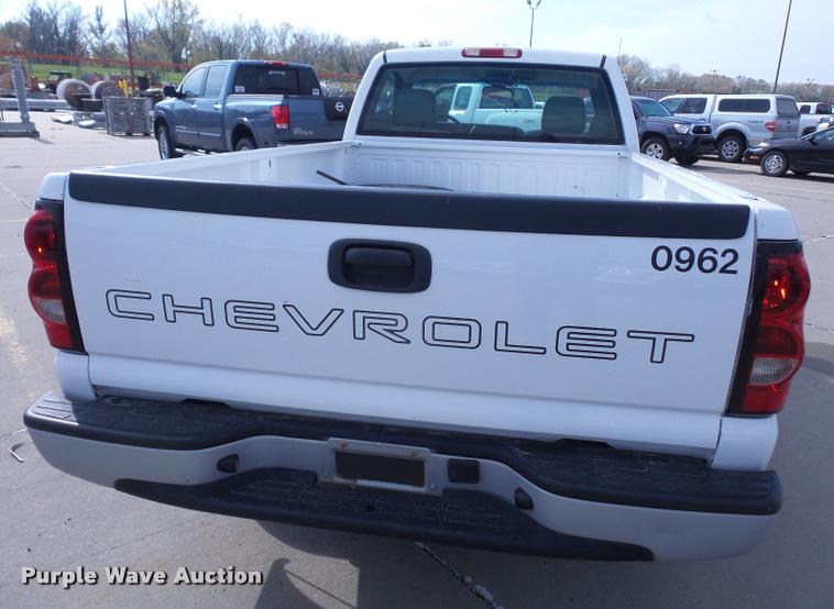image for item DA3793 2004 Chevrolet Silverado 1500 pickup truck
