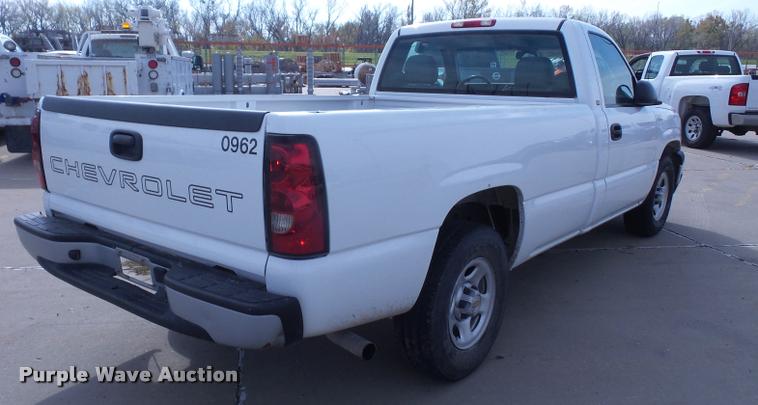 image for item DA3793 2004 Chevrolet Silverado 1500 pickup truck