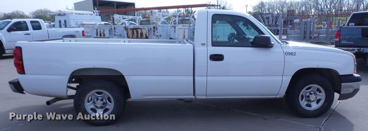 image for item DA3793 2004 Chevrolet Silverado 1500 pickup truck