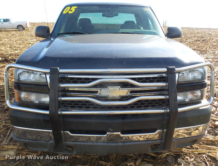 image for item DA3902 2005 Chevrolet Silverado 2500HD Ext. Cab pickup truck
