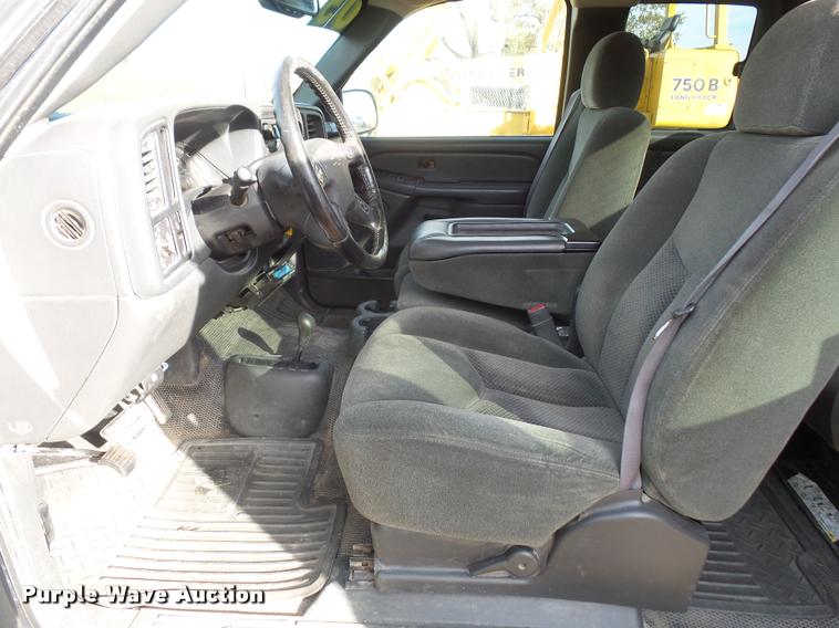image for item DA3902 2005 Chevrolet Silverado 2500HD Ext. Cab pickup truck