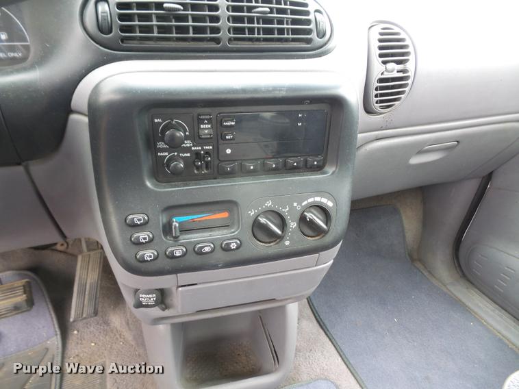 image for item DA3916 1996 Plymouth Voyager van