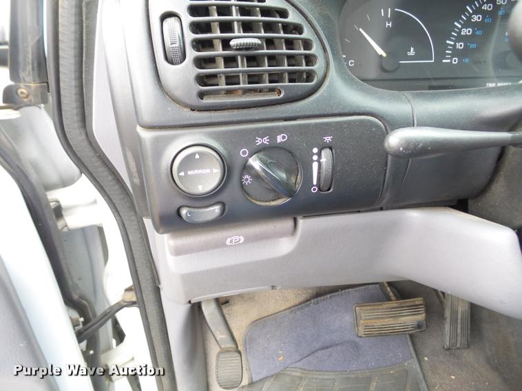 image for item DA3916 1996 Plymouth Voyager van