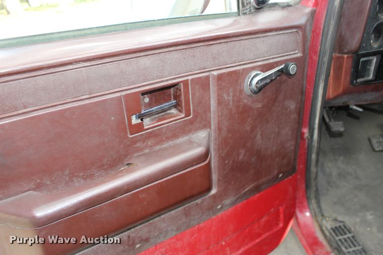image for item DA4282 1986 GMC Sierra 2500 pickup truck