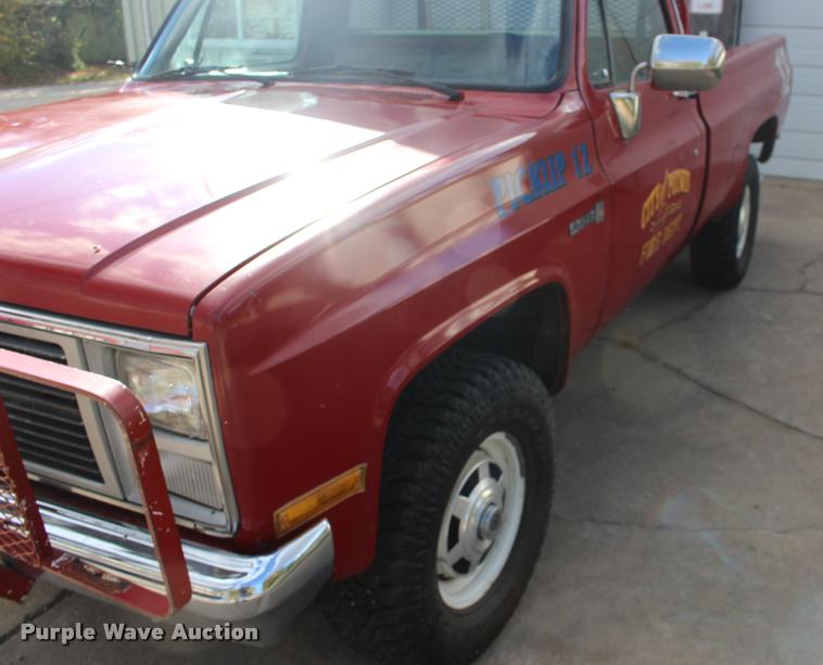 image for item DA4282 1986 GMC Sierra 2500 pickup truck