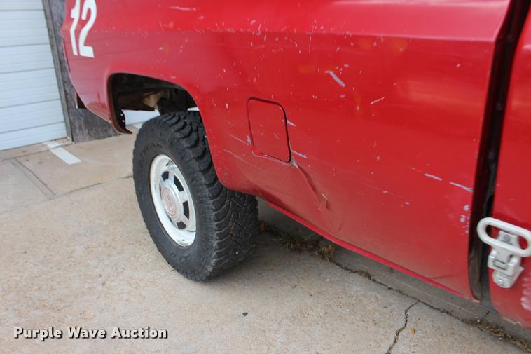 image for item DA4282 1986 GMC Sierra 2500 pickup truck