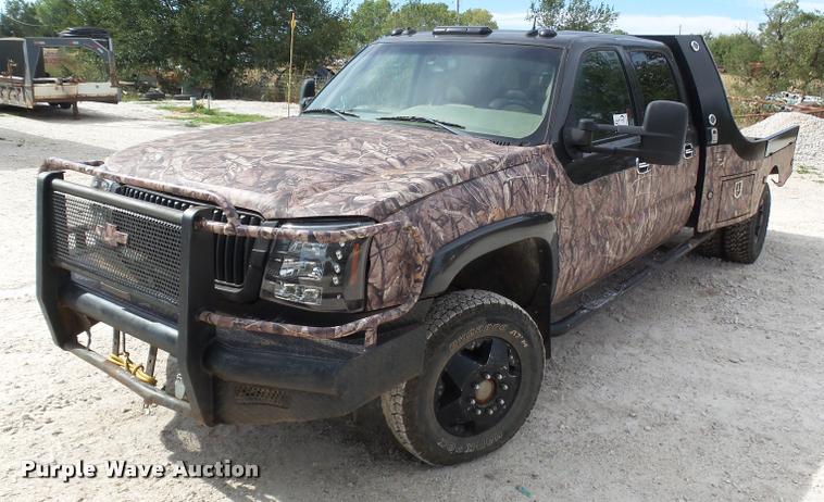 image for item DA4655 2003 Chevrolet Silverado 3500 Crew Cab flatbed pickup truck