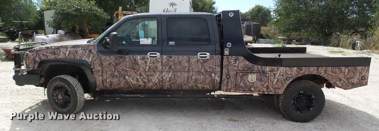 image for item DA4655 2003 Chevrolet Silverado 3500 Crew Cab flatbed pickup truck