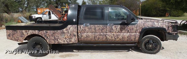 image for item DA4655 2003 Chevrolet Silverado 3500 Crew Cab flatbed pickup truck