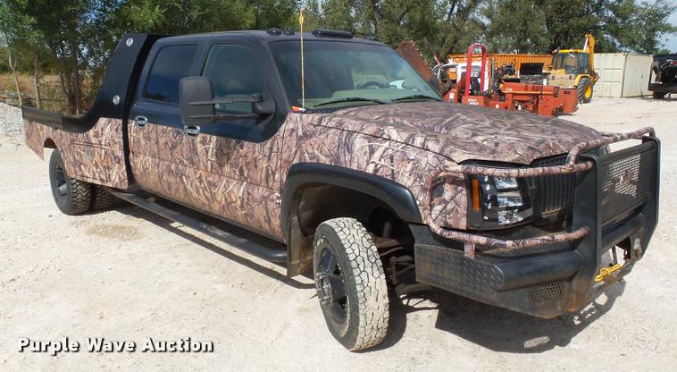 image for item DA4655 2003 Chevrolet Silverado 3500 Crew Cab flatbed pickup truck