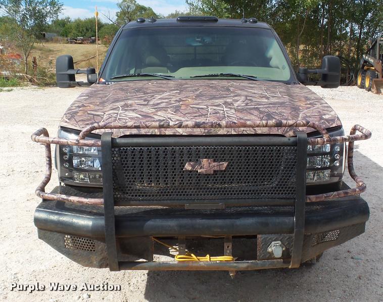 image for item DA4655 2003 Chevrolet Silverado 3500 Crew Cab flatbed pickup truck