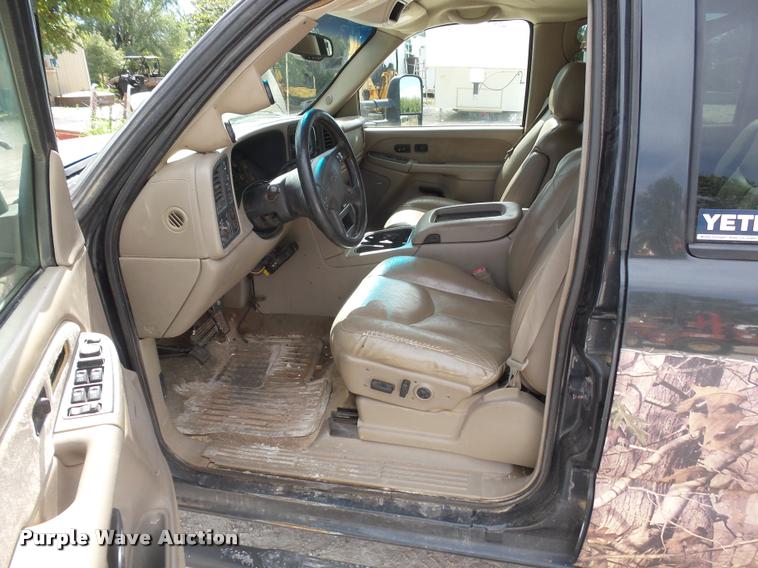 image for item DA4655 2003 Chevrolet Silverado 3500 Crew Cab flatbed pickup truck