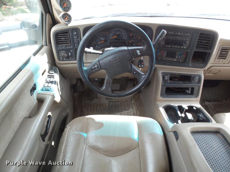 image for item DA4655 2003 Chevrolet Silverado 3500 Crew Cab flatbed pickup truck