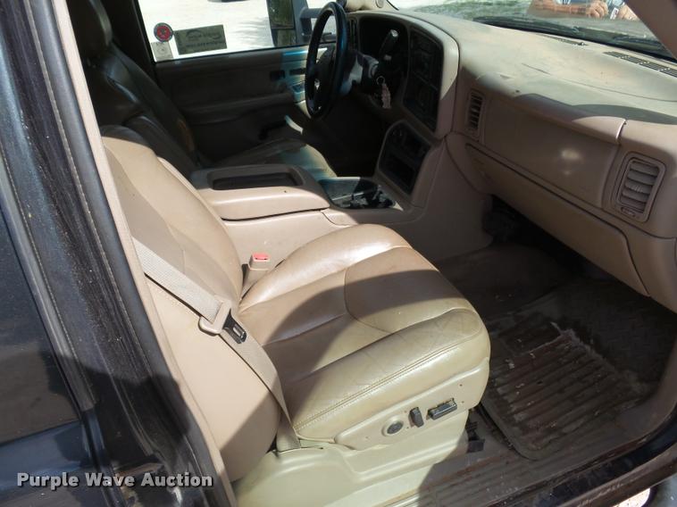 image for item DA4655 2003 Chevrolet Silverado 3500 Crew Cab flatbed pickup truck