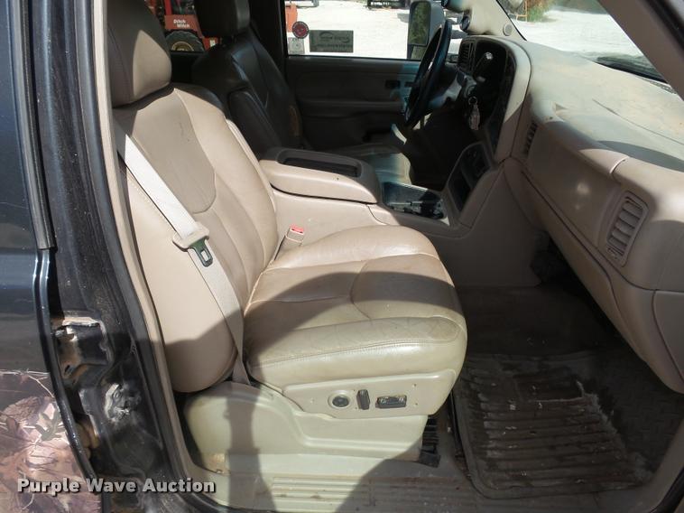 image for item DA4655 2003 Chevrolet Silverado 3500 Crew Cab flatbed pickup truck