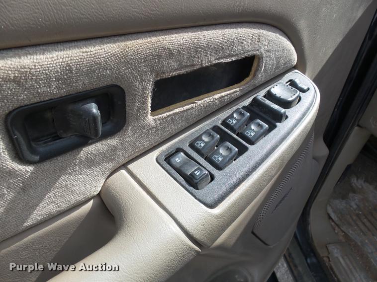 image for item DA4655 2003 Chevrolet Silverado 3500 Crew Cab flatbed pickup truck