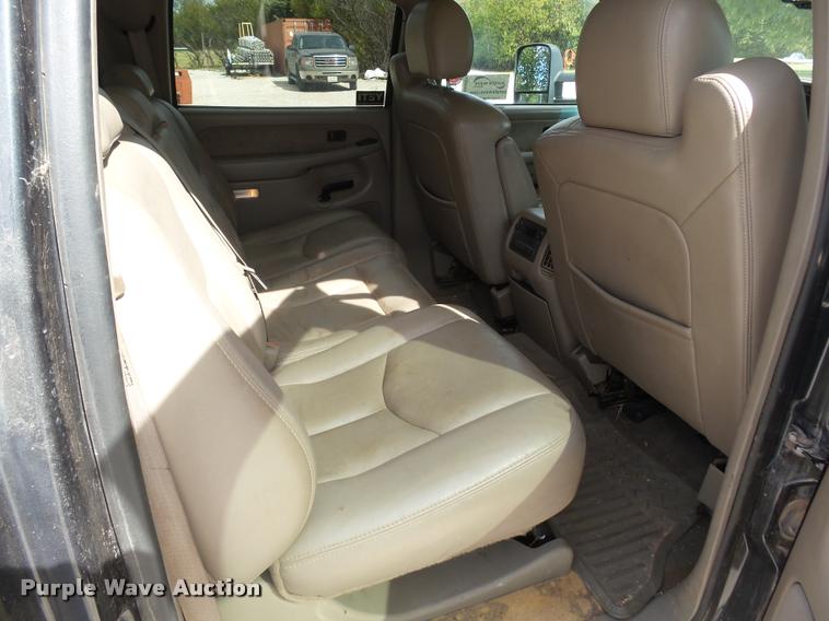 image for item DA4655 2003 Chevrolet Silverado 3500 Crew Cab flatbed pickup truck