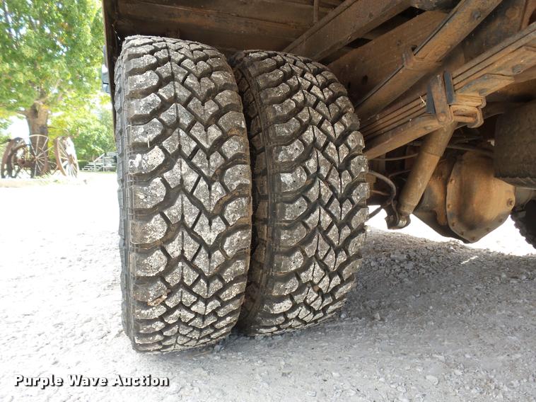 image for item DA4655 2003 Chevrolet Silverado 3500 Crew Cab flatbed pickup truck