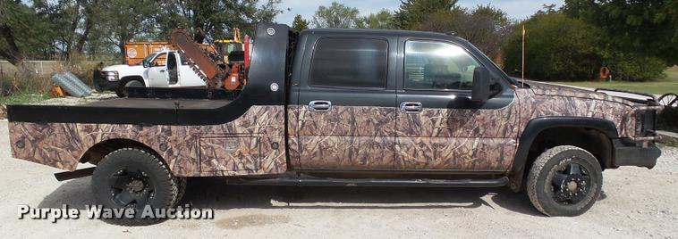 image for item DA4655 2003 Chevrolet Silverado 3500 Crew Cab flatbed pickup truck