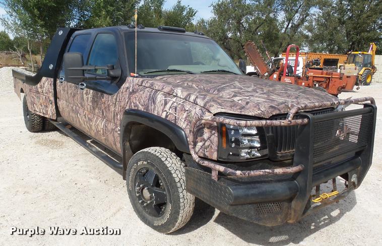 image for item DA4655 2003 Chevrolet Silverado 3500 Crew Cab flatbed pickup truck