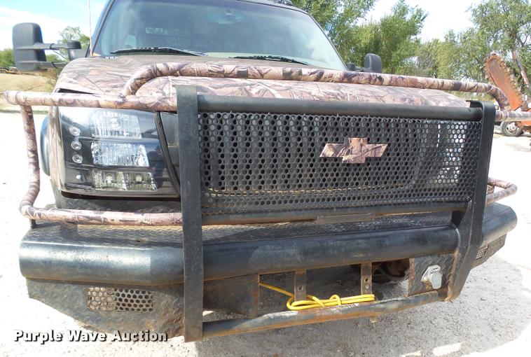 image for item DA4655 2003 Chevrolet Silverado 3500 Crew Cab flatbed pickup truck