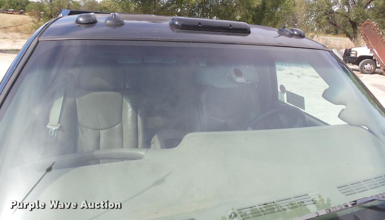 image for item DA4655 2003 Chevrolet Silverado 3500 Crew Cab flatbed pickup truck