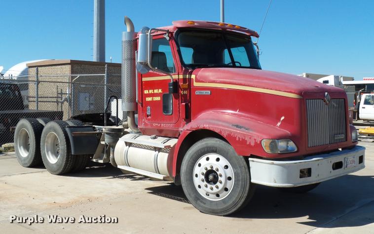 image for item DB4559 2001 International 9400i semi truck