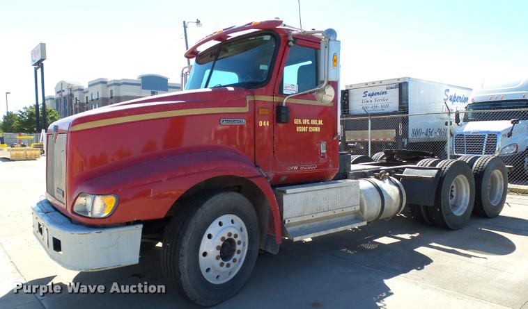 image for item DB4559 2001 International 9400i semi truck