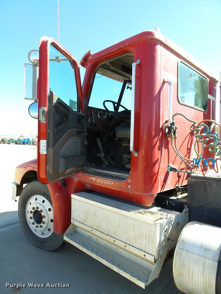 image for item DB4559 2001 International 9400i semi truck