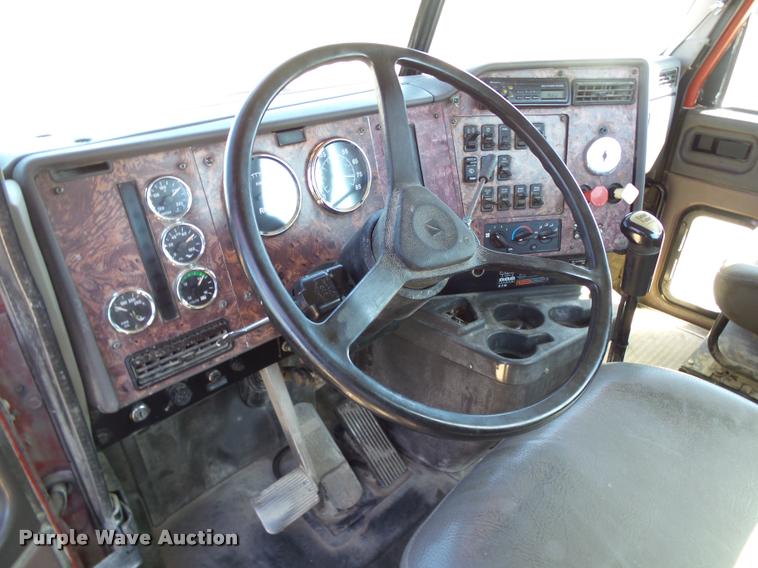 image for item DB4559 2001 International 9400i semi truck