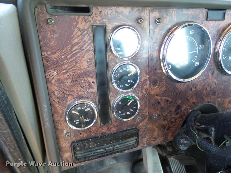 image for item DB4559 2001 International 9400i semi truck