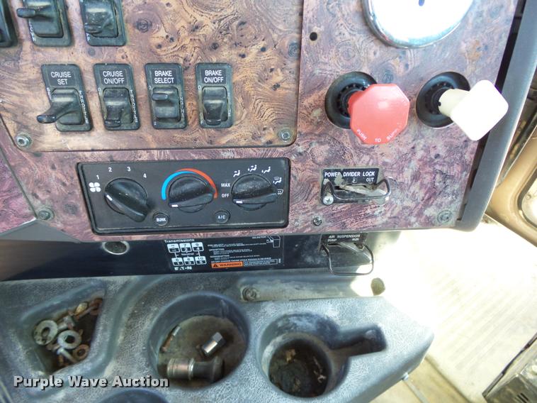 image for item DB4559 2001 International 9400i semi truck