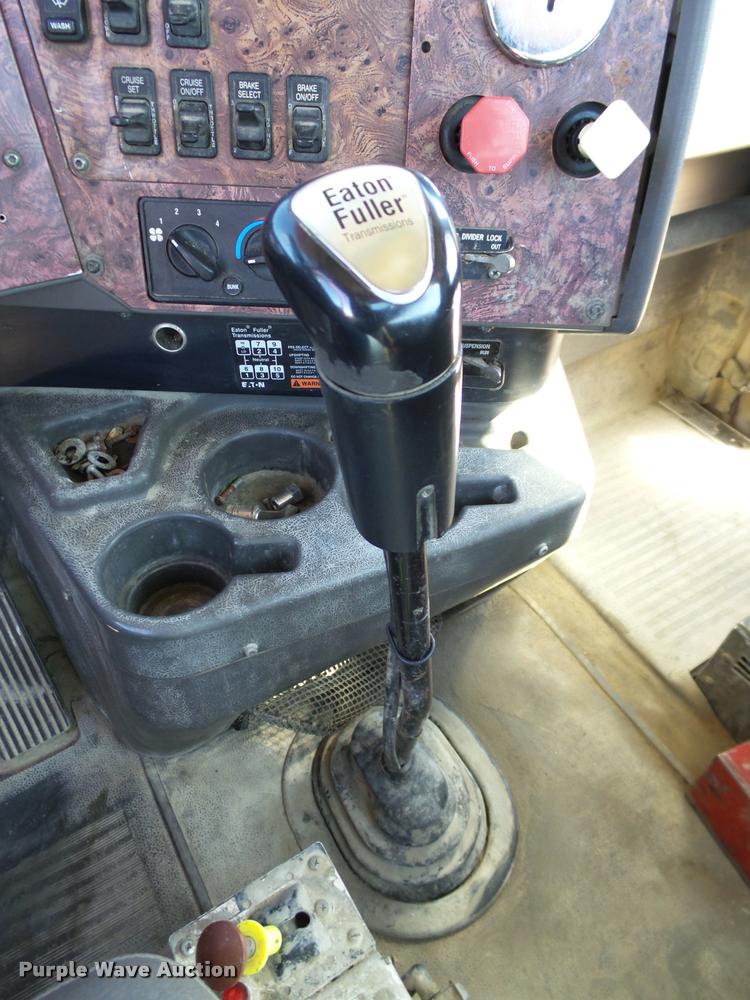 image for item DB4559 2001 International 9400i semi truck