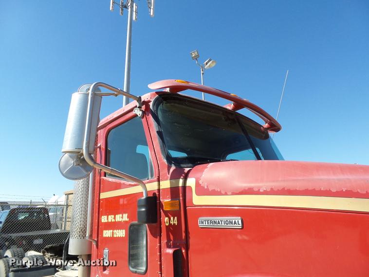 image for item DB4559 2001 International 9400i semi truck