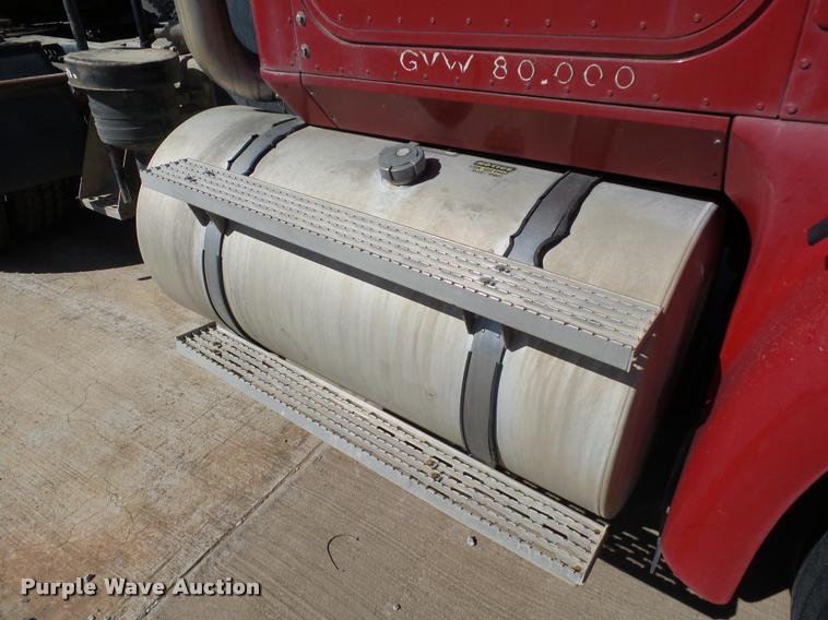 image for item DB4559 2001 International 9400i semi truck