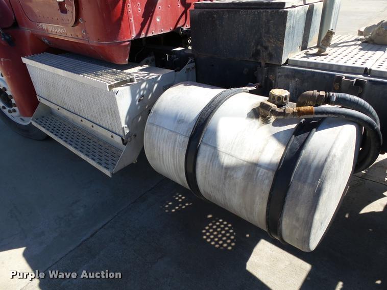 image for item DB4559 2001 International 9400i semi truck