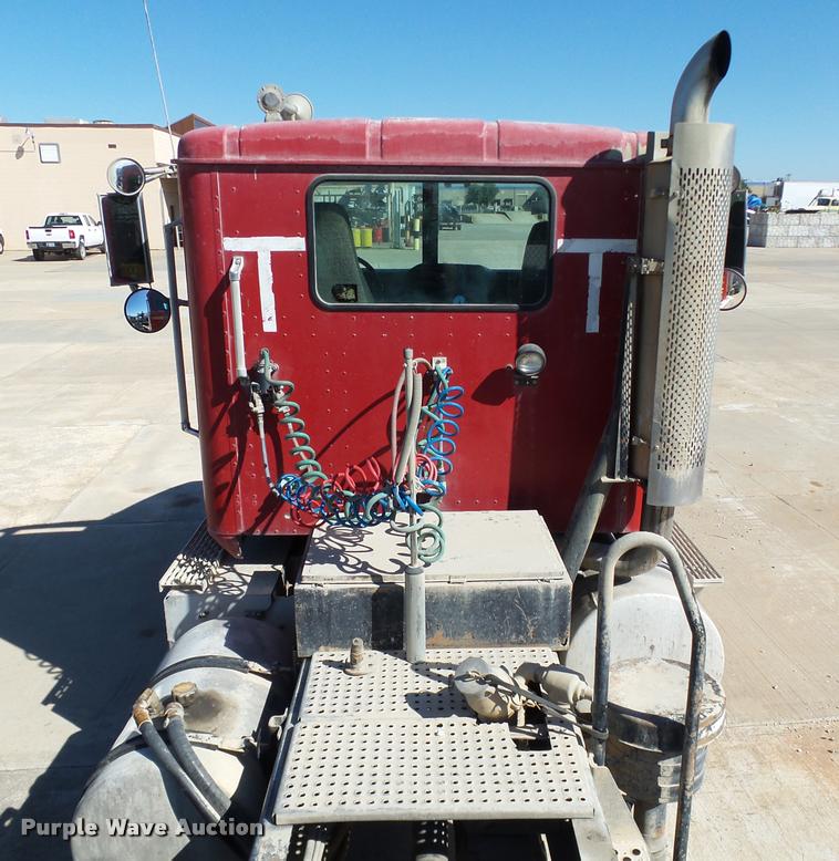 image for item DB4559 2001 International 9400i semi truck