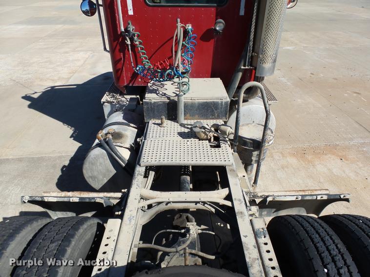 image for item DB4559 2001 International 9400i semi truck