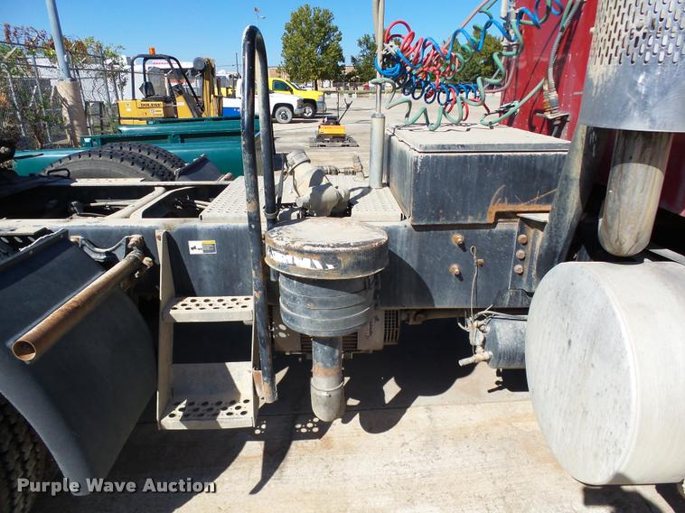 image for item DB4559 2001 International 9400i semi truck