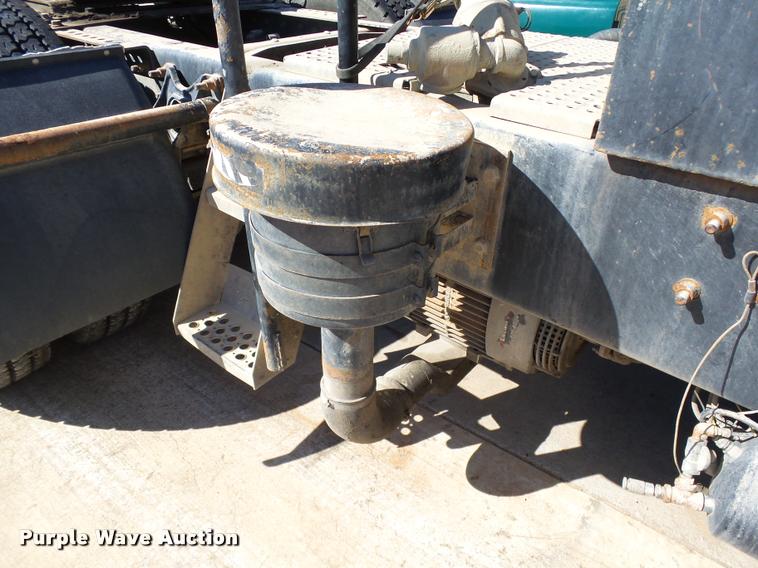 image for item DB4559 2001 International 9400i semi truck